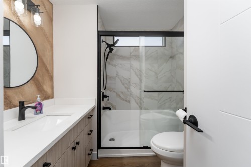 2001 West View Green, Edmonton, AB - Indoor Photo Showing Bathroom