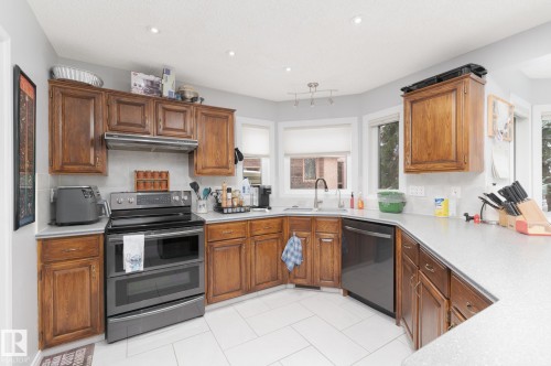 613 Whiston Wynd, Edmonton, AB - Indoor Photo Showing Kitchen
