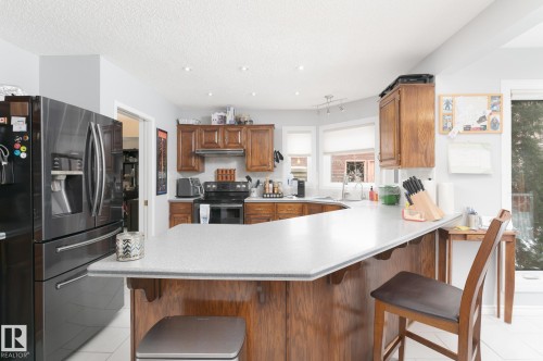 613 Whiston Wynd, Edmonton, AB - Indoor Photo Showing Kitchen