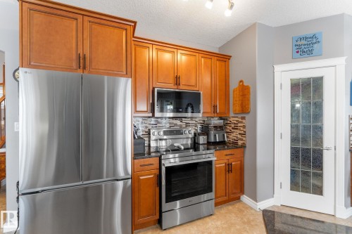 61 Wedgewood Crescent, Fort Saskatchewan, AB - Indoor Photo Showing Kitchen