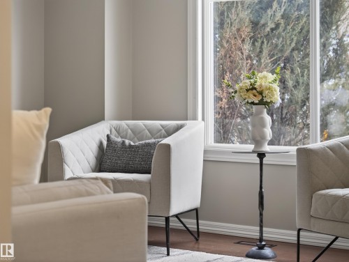 Sitting room with baseboards and wood finished floors - 125 655 Tamarack Road, Edmonton, AB - Indoor