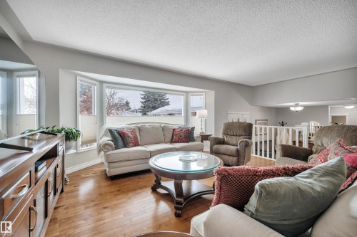 10522 30 Avenue, Edmonton, AB - Indoor Photo Showing Living Room