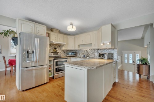 10522 30 Avenue, Edmonton, AB - Indoor Photo Showing Kitchen