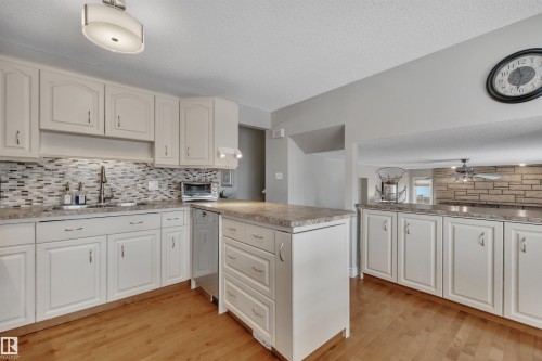 10522 30 Avenue, Edmonton, AB - Indoor Photo Showing Kitchen
