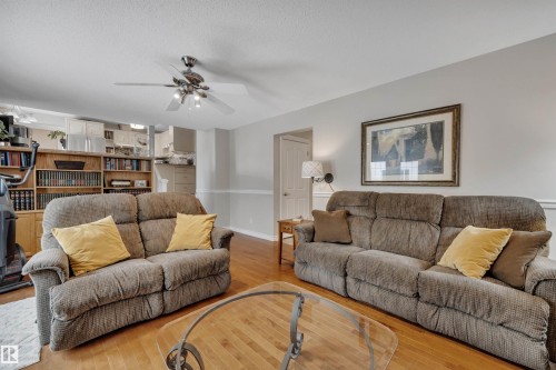 10522 30 Avenue, Edmonton, AB - Indoor Photo Showing Living Room