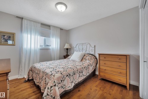 10522 30 Avenue, Edmonton, AB - Indoor Photo Showing Bedroom