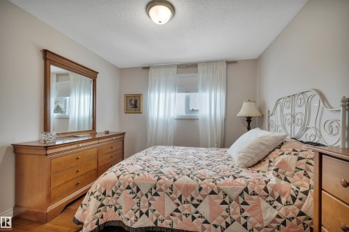 10522 30 Avenue, Edmonton, AB - Indoor Photo Showing Bedroom
