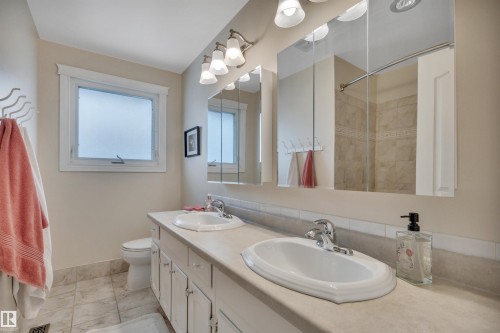 10522 30 Avenue, Edmonton, AB - Indoor Photo Showing Bathroom