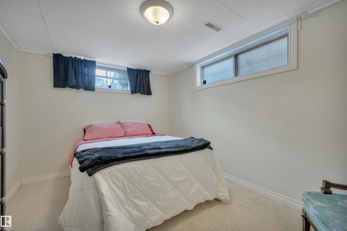 10522 30 Avenue, Edmonton, AB - Indoor Photo Showing Bedroom
