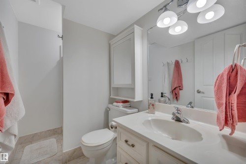 10522 30 Avenue, Edmonton, AB - Indoor Photo Showing Bathroom