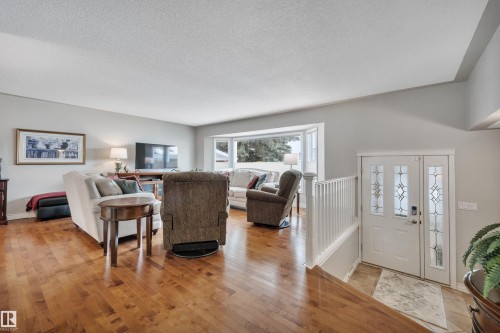 10522 30 Avenue, Edmonton, AB - Indoor Photo Showing Living Room