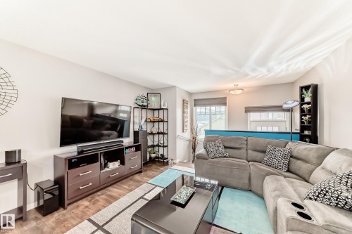 43 3305 Orchards Link Sw, Edmonton, AB - Indoor Photo Showing Living Room