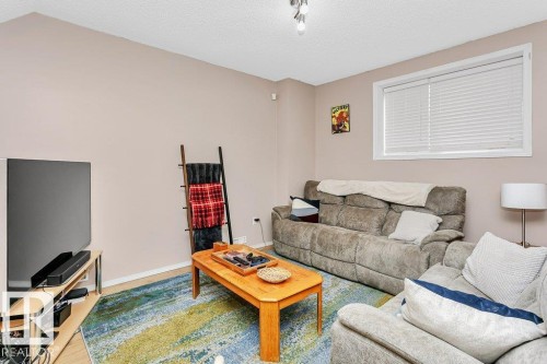 21331 89 Avenue, Edmonton, AB - Indoor Photo Showing Living Room