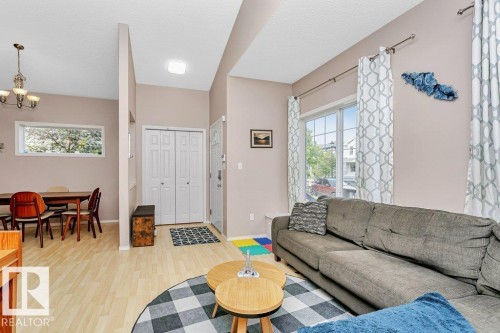 21331 89 Avenue, Edmonton, AB - Indoor Photo Showing Living Room