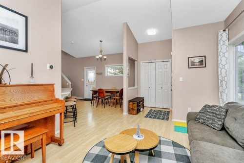 21331 89 Avenue, Edmonton, AB - Indoor Photo Showing Living Room