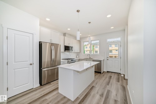 3965 Wren Loop, Edmonton, AB - Indoor Photo Showing Kitchen With Upgraded Kitchen