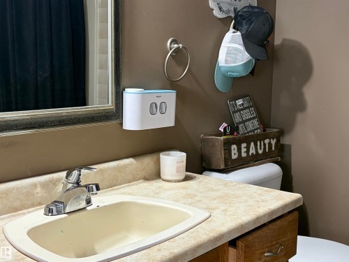 Full bathroom with vanity and curtained shower - 2008 4Th Ave, Cold Lake, AB - Indoor Photo Showing Bathroom
