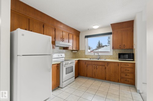 34 Andrew Crescent, St. Albert, AB - Indoor Photo Showing Kitchen With Double Sink