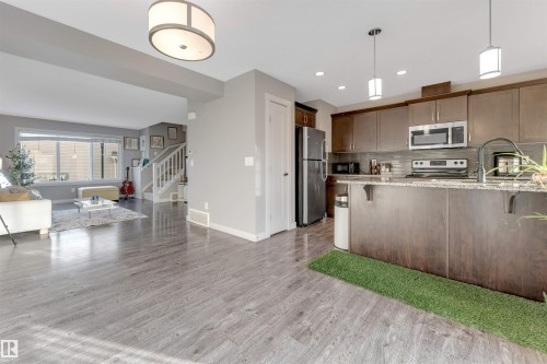 40 5203 149 Avenue, Edmonton, AB - Indoor Photo Showing Kitchen With Upgraded Kitchen