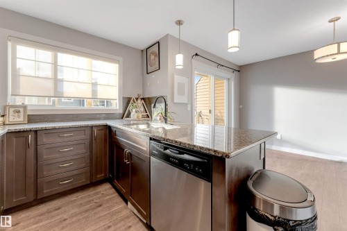40 5203 149 Avenue, Edmonton, AB - Indoor Photo Showing Kitchen