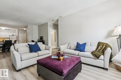 402 9919 105 Street, Edmonton, AB - Indoor Photo Showing Living Room