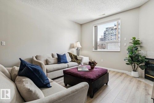 402 9919 105 Street, Edmonton, AB - Indoor Photo Showing Living Room