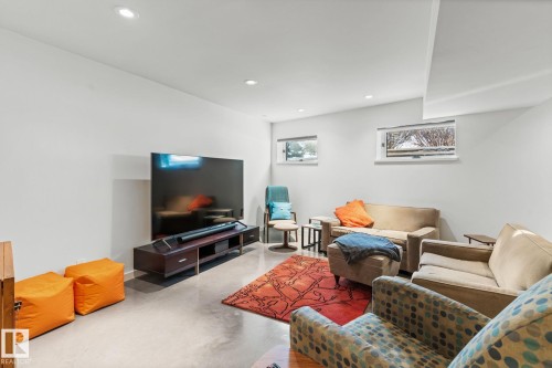 6428 Ada Boulevard, Edmonton, AB - Indoor Photo Showing Living Room