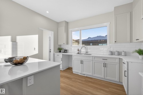 3 Eton Link, Spruce Grove, AB - Indoor Photo Showing Kitchen