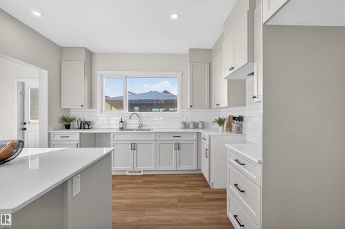 3 Eton Link, Spruce Grove, AB - Indoor Photo Showing Kitchen