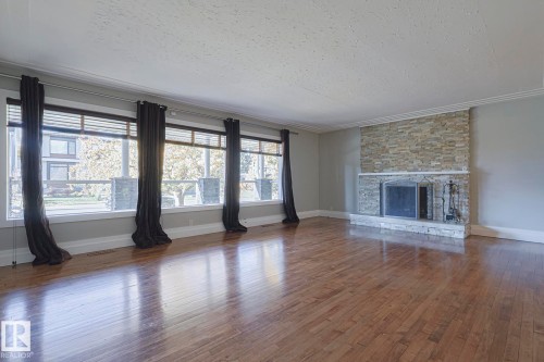 8907 140 Street Nw, Edmonton, AB - Indoor Photo Showing Living Room