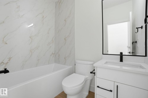10723 70 Avenue, Edmonton, AB - Indoor Photo Showing Bathroom