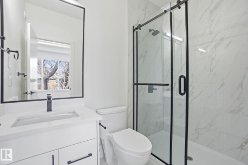 10723 70 Avenue, Edmonton, AB - Indoor Photo Showing Bathroom