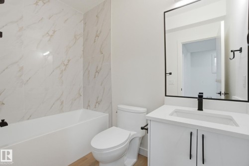 10723 70 Avenue, Edmonton, AB - Indoor Photo Showing Bathroom