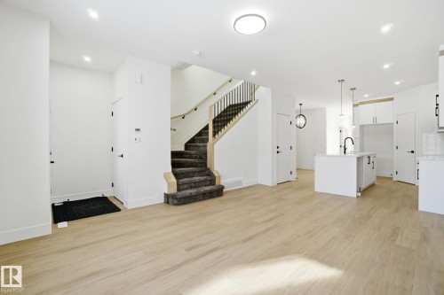 10723 70 Avenue, Edmonton, AB - Indoor