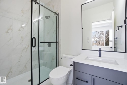 10725 70 Avenue, Edmonton, AB - Indoor Photo Showing Bathroom