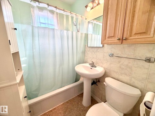 4811 51 Avenue, Lamont, AB - Indoor Photo Showing Bathroom
