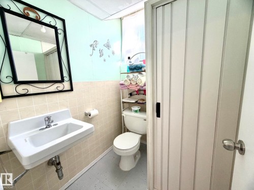 4811 51 Avenue, Lamont, AB - Indoor Photo Showing Bathroom