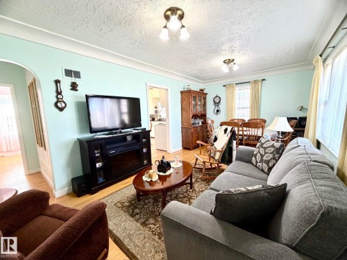 4811 51 Avenue, Lamont, AB - Indoor Photo Showing Living Room