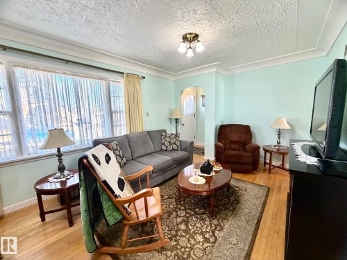 4811 51 Avenue, Lamont, AB - Indoor Photo Showing Living Room