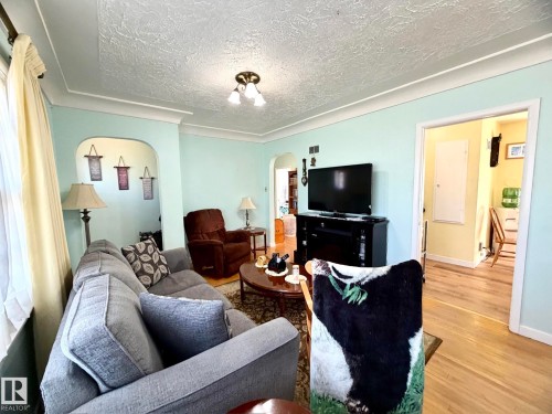 4811 51 Avenue, Lamont, AB - Indoor Photo Showing Living Room