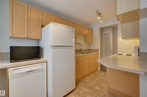 105 10621 79 Avenue, Edmonton, AB - Indoor Photo Showing Kitchen