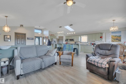 115 Parkside Drive, Wetaskiwin, AB - Indoor Photo Showing Living Room