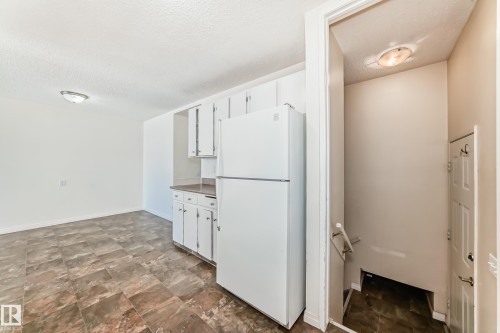 16912 101 Street, Edmonton, AB - Indoor Photo Showing Kitchen