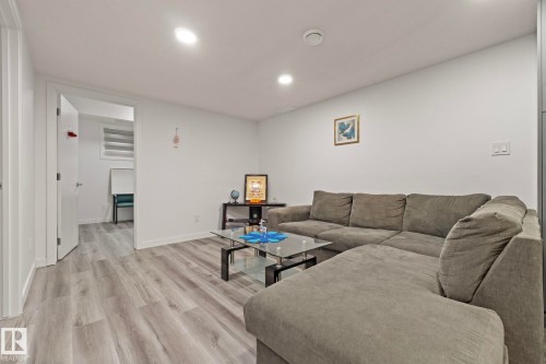 5368 Kimball Place, Edmonton, AB - Indoor Photo Showing Living Room
