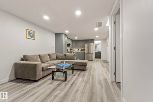 5368 Kimball Place, Edmonton, AB - Indoor Photo Showing Living Room