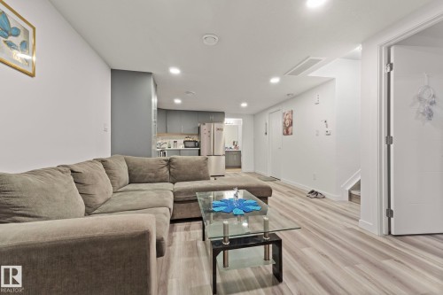 5368 Kimball Place, Edmonton, AB - Indoor Photo Showing Living Room