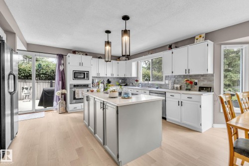 122 Village Downs, Sherwood Park, AB - Indoor Photo Showing Kitchen With Upgraded Kitchen
