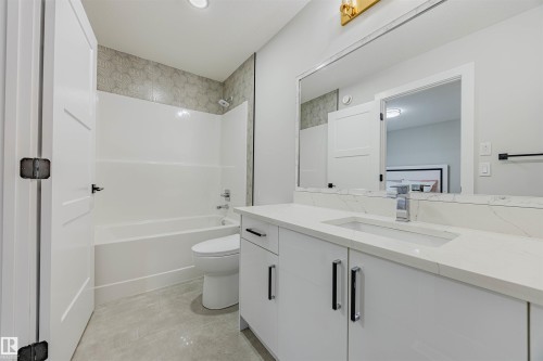9007 181 Avenue, Edmonton, AB - Indoor Photo Showing Bathroom