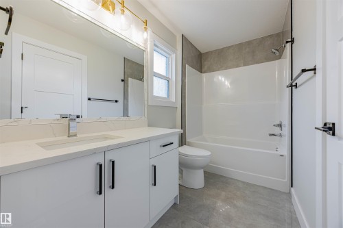 9007 181 Avenue, Edmonton, AB - Indoor Photo Showing Bathroom