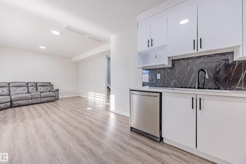 9007 181 Avenue, Edmonton, AB - Indoor Photo Showing Kitchen